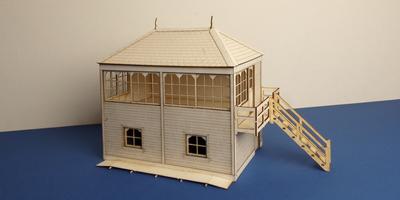 B 70-12R O gauge Midland style signal box with right stairs
